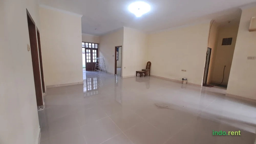 Rumah 1 lantai dg halaman luas LT/LB 290/150 m² 2