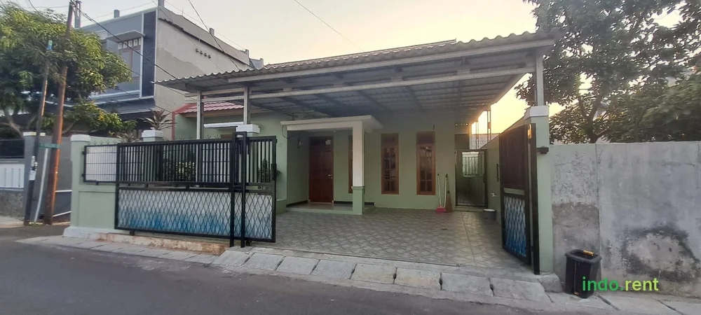Disewakan rumah dengan taman