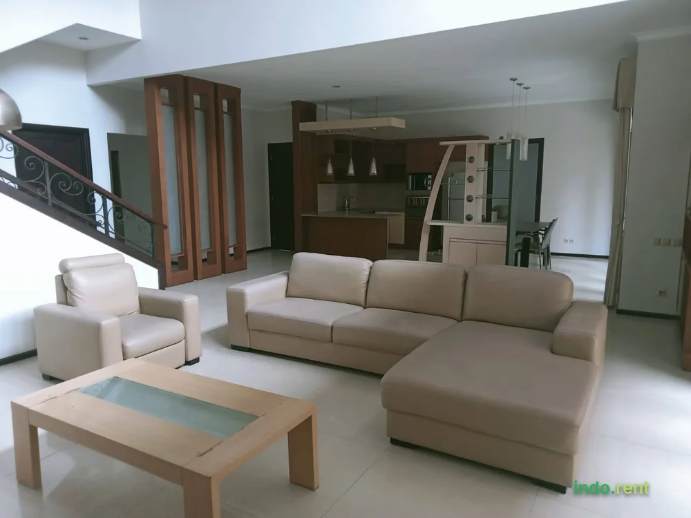 Disewakan Rumah GRAHA FAMILI {{CONTACT}} N Nyaman, Cluster Favorit di Surabaya Barat 2
