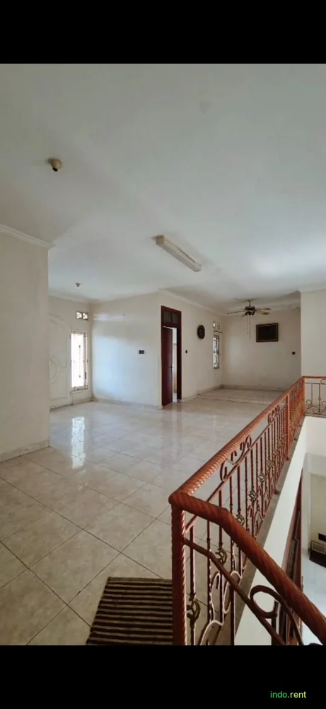 DISEWAKAN RUMAH 2 LANTAI 3