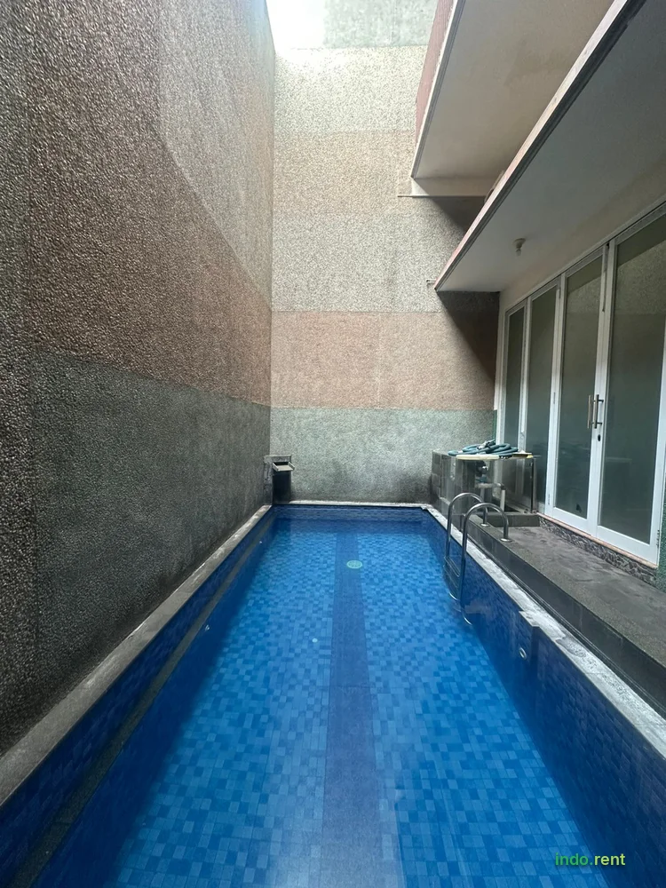 Property with private pool, can be sub-leased per room 