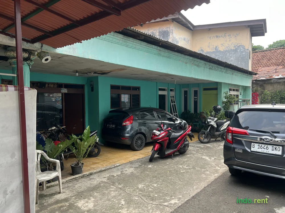 Rumah lama yang perlu di renovasi atau di jadikan bangunan lain seperti kantor atau kos kos an 