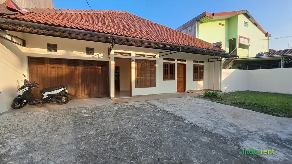Rumah 1 lantai dg halaman luas LT/LB 290/150 m²
