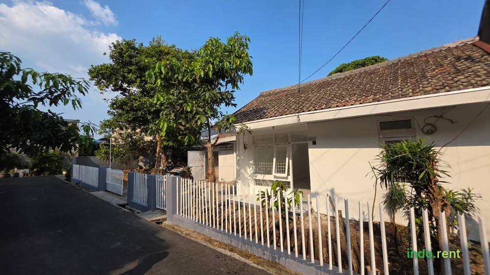 DI KONTRAKAN RUMAH LOKASI STRATEGIS