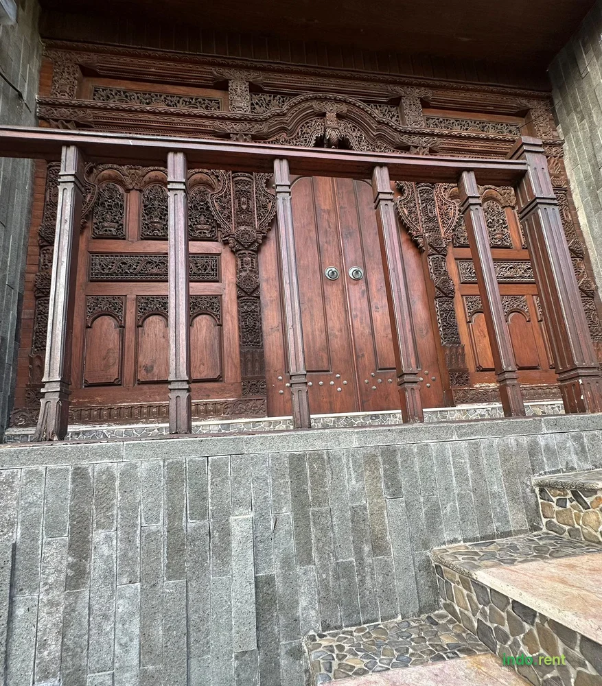 Property with private pool, can be sub-leased per room  2