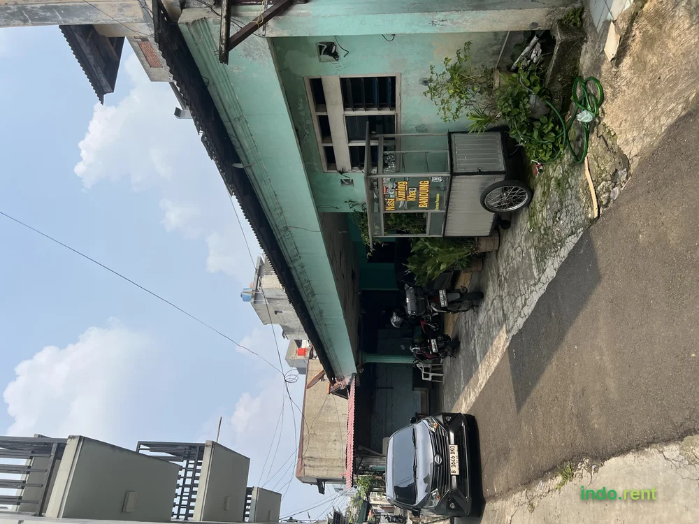 Rumah lama yang perlu di renovasi atau di jadikan bangunan lain seperti kantor atau kos kos an  2
